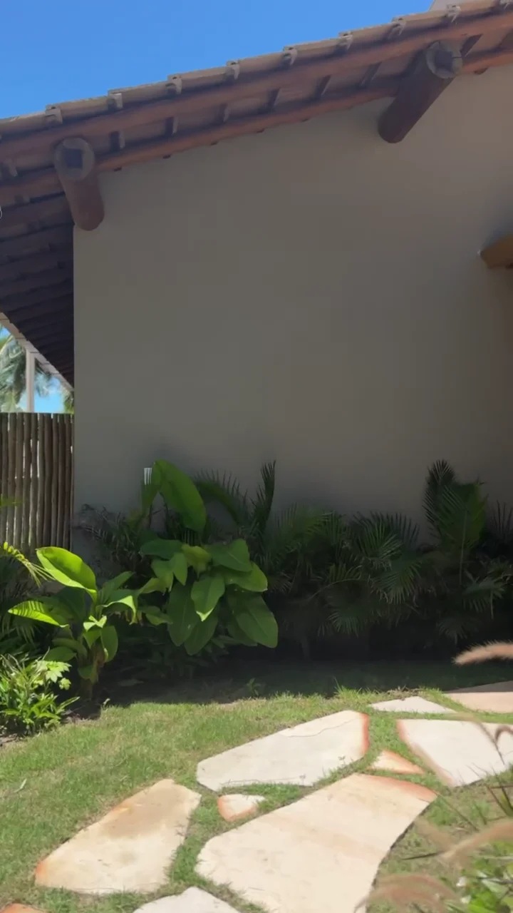 Garden path leading to Villa Santú
